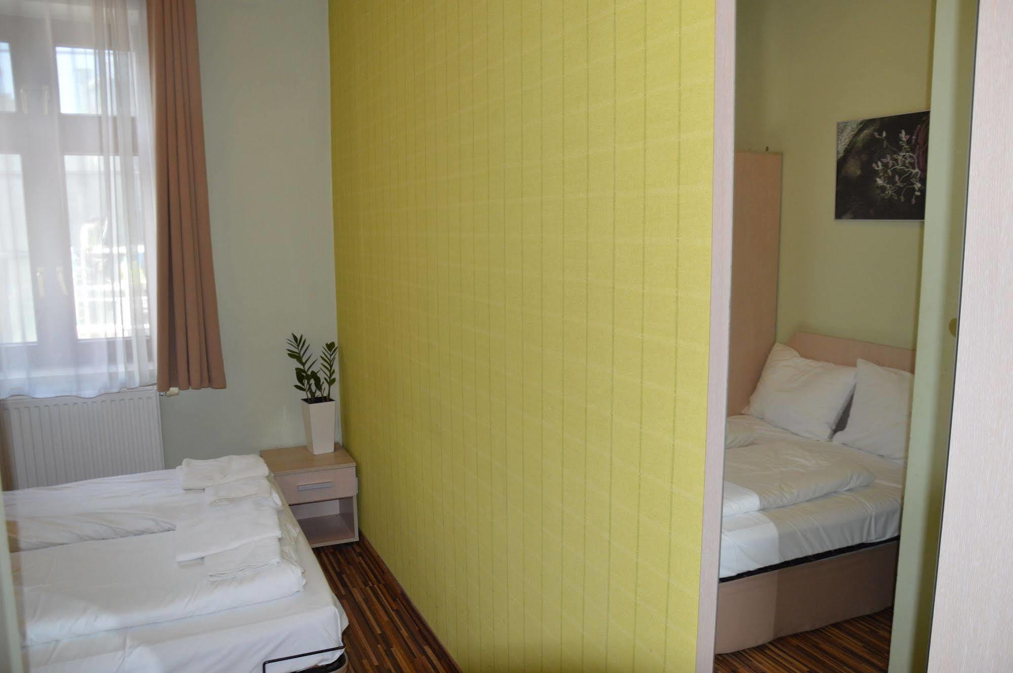 Great Polonia Dwarf Wroclaw Bed & Breakfast Eksteriør bilde